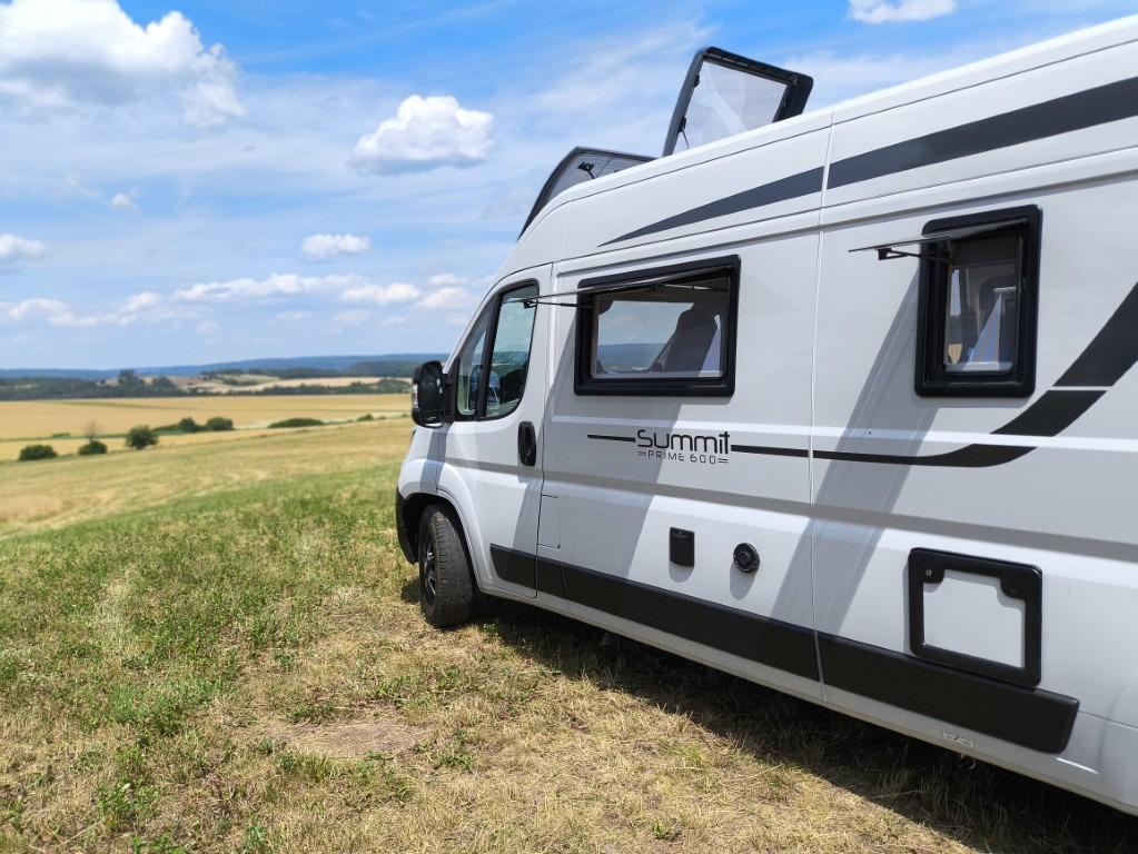 Pössl Summit 600 Prime – boční pohled se Summit Prime 600 logem a Sky Roofem