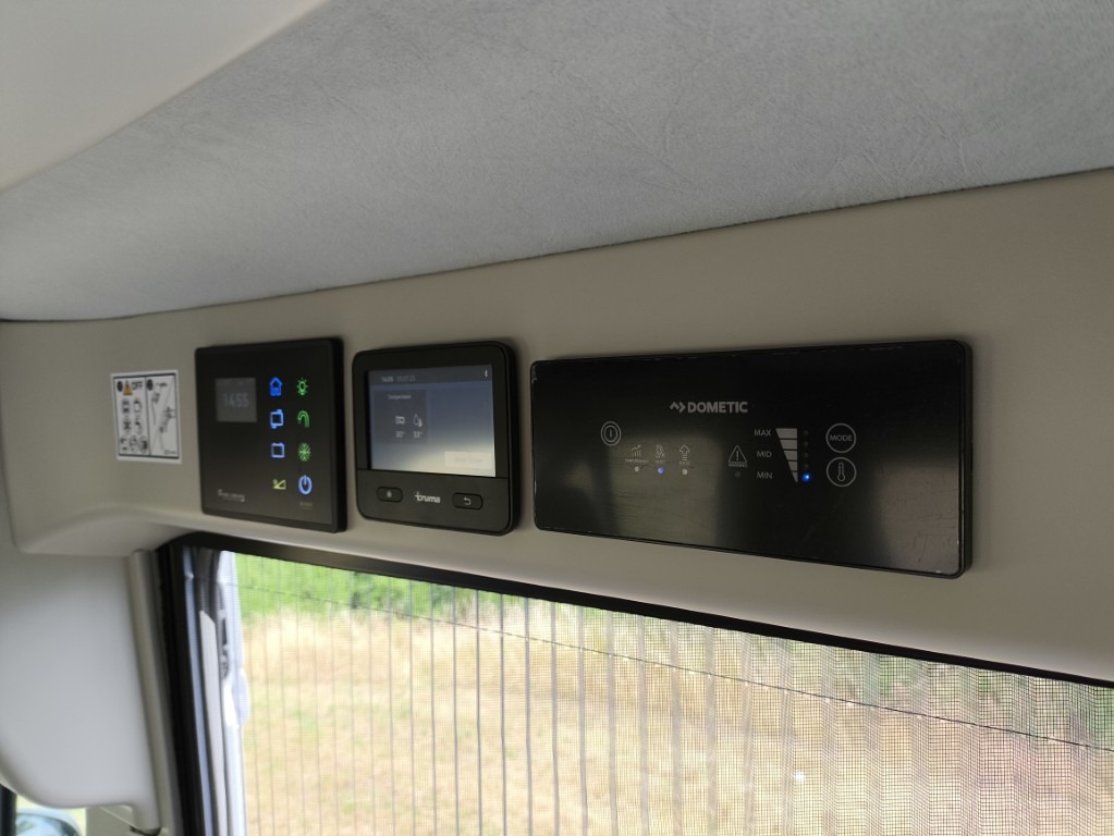 Pössl Summit 600 Prime – řídicí panel topení Truma a klimatizace Dometic
