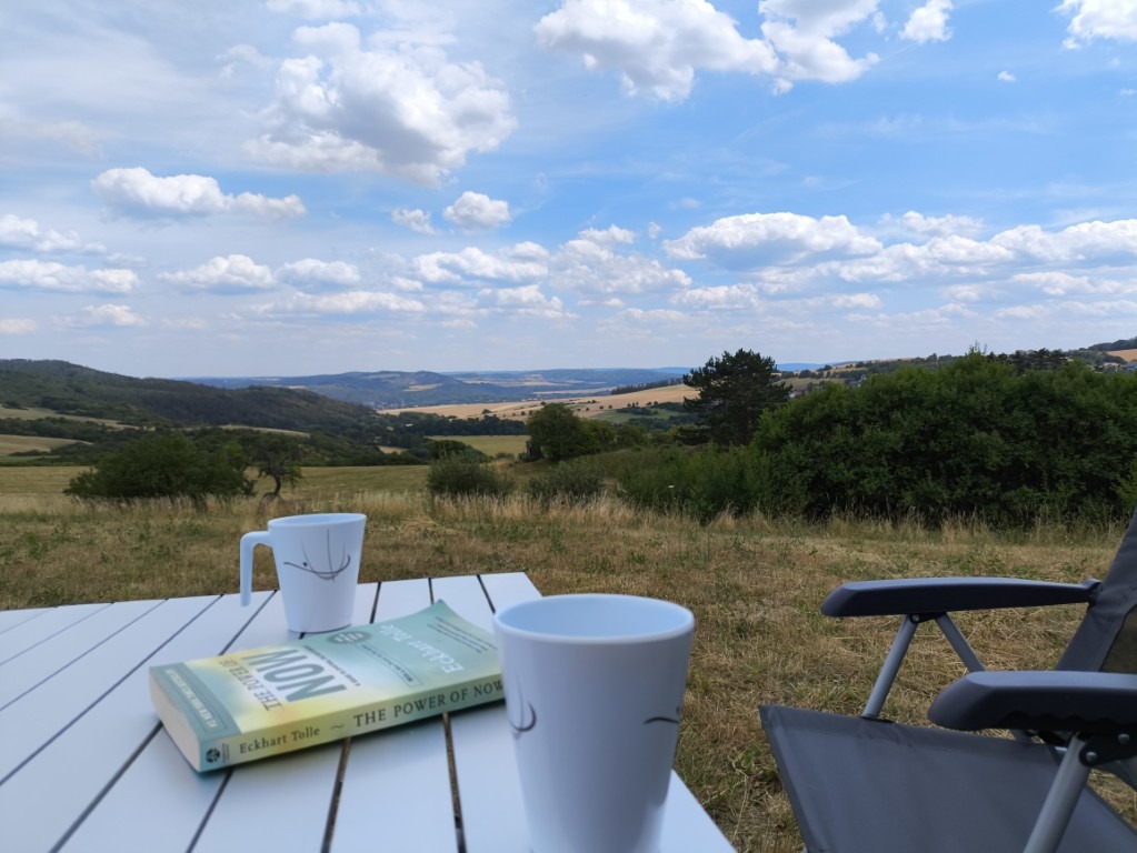 Vanlife lifestyle – káva a knížka s panoramatickým výhledem z obytné dodávky