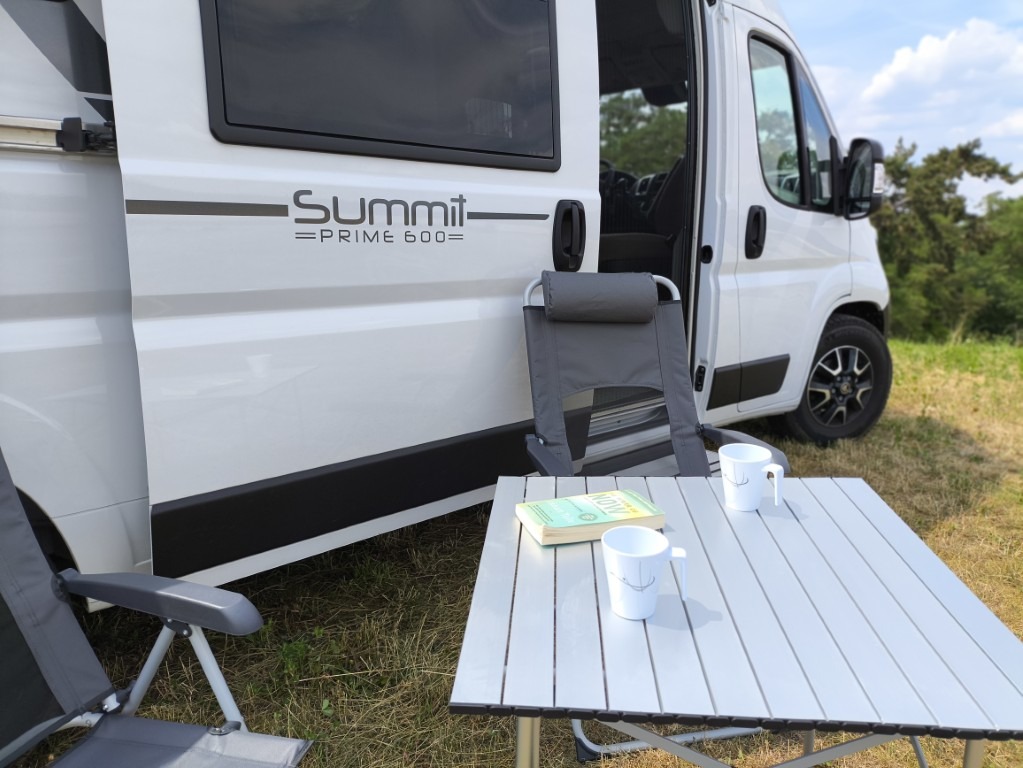 Pössl Summit Prime 600 – detail loga s kempovacím setupem